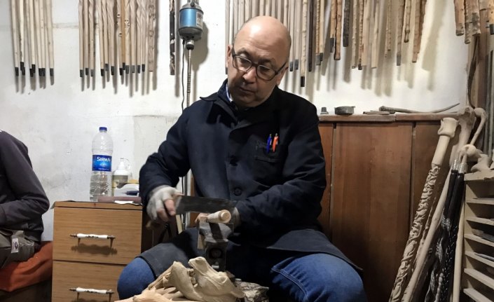 Bastonları hayvan figürleriyle süslüyor