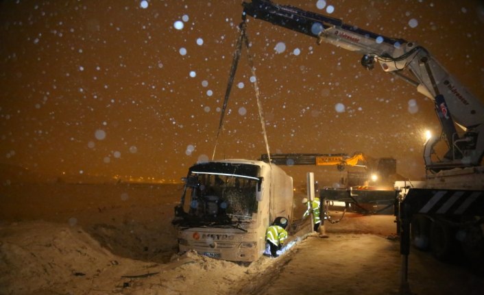 Bayburt'ta yolcu otobüsünün şarampole devrilmesi
