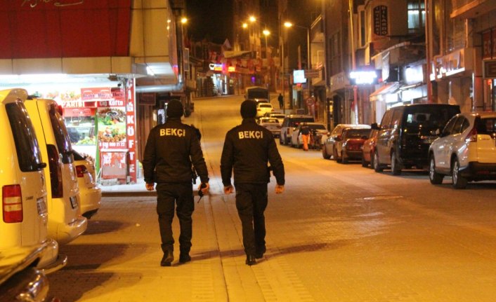 Bekçiler sokaklarda devriyeye başladı