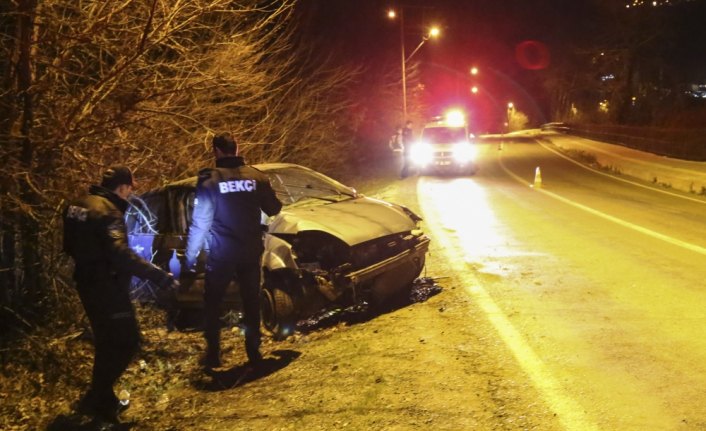 Beton direğe çarpan araç sürücüsü yaralandı