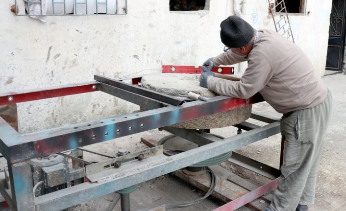 Değirmen taşları Hasan ustanın elinde şekilleniyor