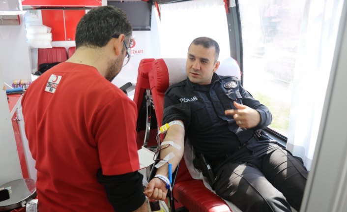 Emniyet personelinden Kızılay'a kan bağışı