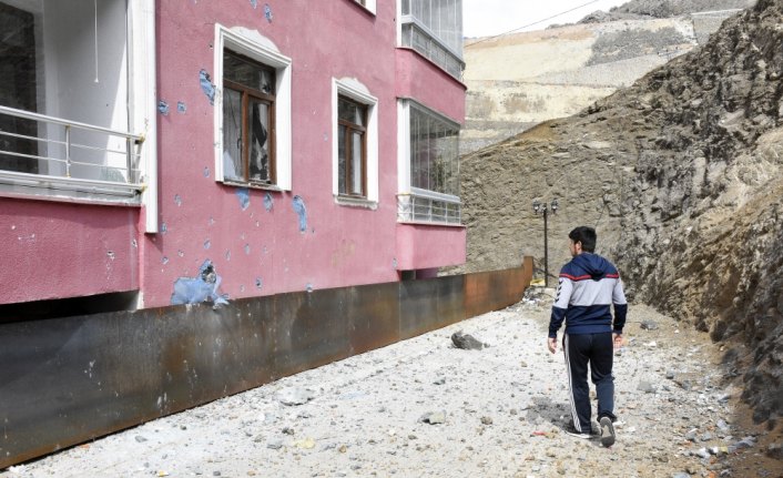 Gümüşhane'de kaya düşmesi ve patlatma 4 eve zarar verdi