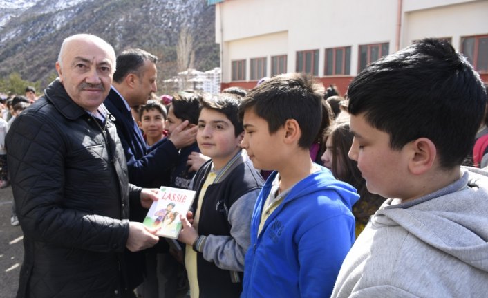 Gümüşhane'de öğrencilere kitap dağıtıldı