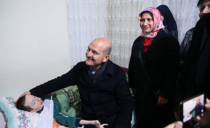 İçişleri Bakanı Soylu, engelli genci evinde ziyaret etti