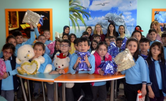 İlkokul öğrencilerinden ihtiyaç sahibi çocuklara oyuncak