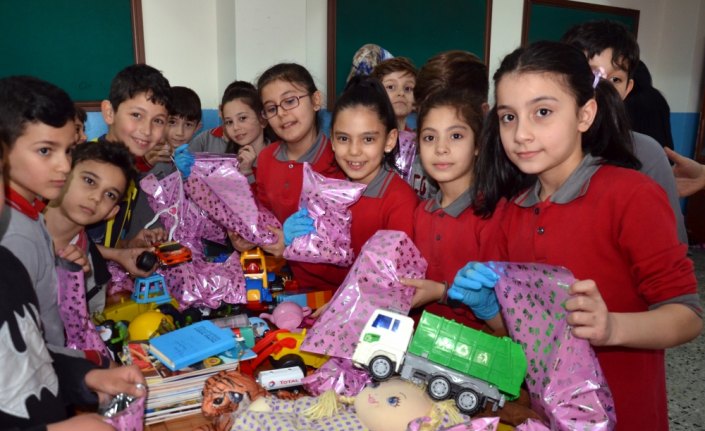 İlkokul öğrencilerinden ihtiyaç sahibi çocuklara yardım