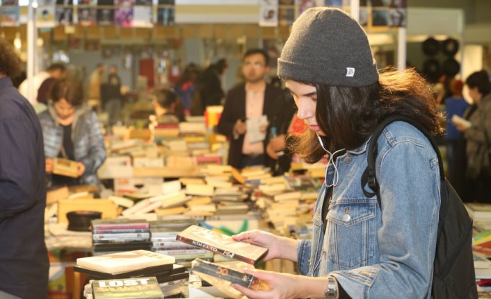 İndirimli kitap günleri CNR Kitap Fuarı’nda sürüyor