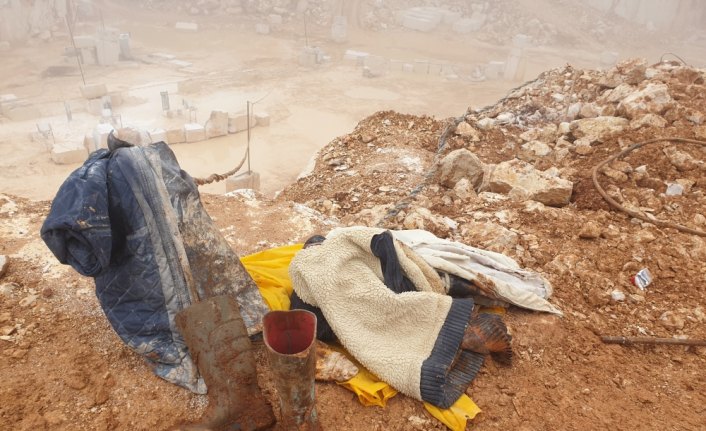 İş makinesinin üzerine kaya parçası düştü: 2 yaralı