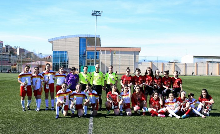 Kadınların maçında orta hakemden gül jesti