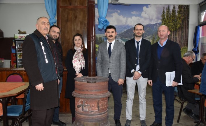 Kahvehaneleri gezerek kadına şiddetle mücadele ediyorlar