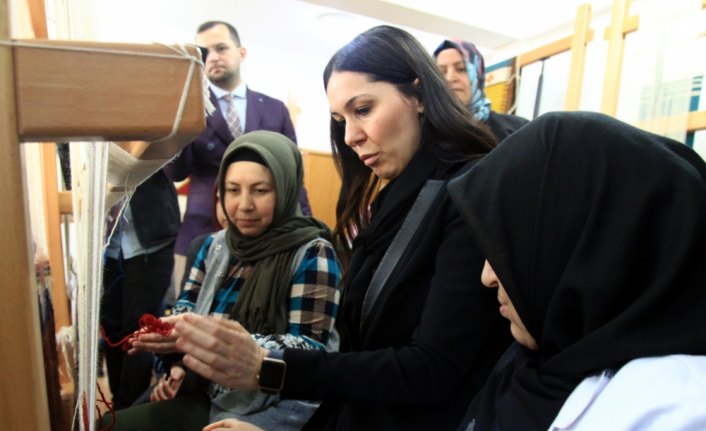 Karaaslan, kadınlarla birlikte kilim dokudu