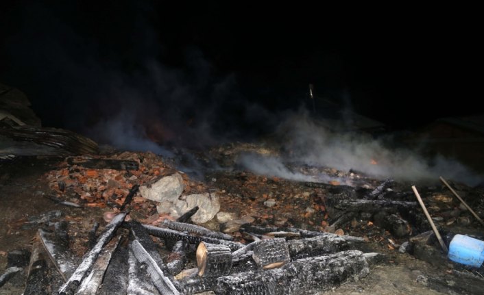 Kastamonu'da evi yanan aileye yardım