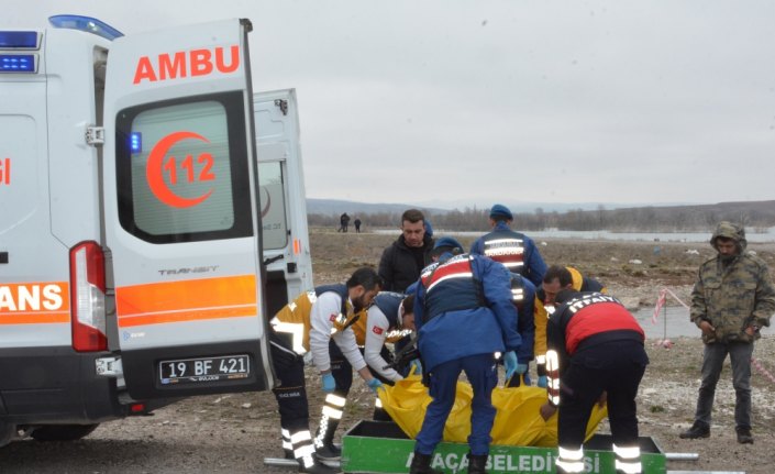 Kayıp kişinin cesedi baraj gölünde aracın içinde bulundu