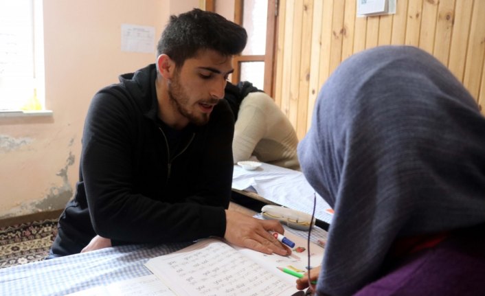 Köyüne eğitimci olarak döndü