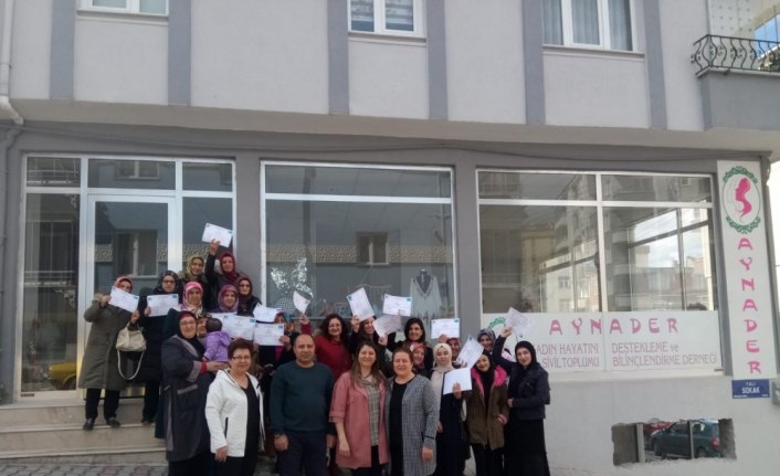 Kursu tamamlayan kadın girişimcilere sertifikaları verildi