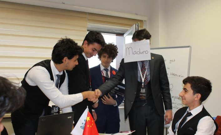 Liseli öğrenciler Atakum'da dünya sorunlarını tartıştı