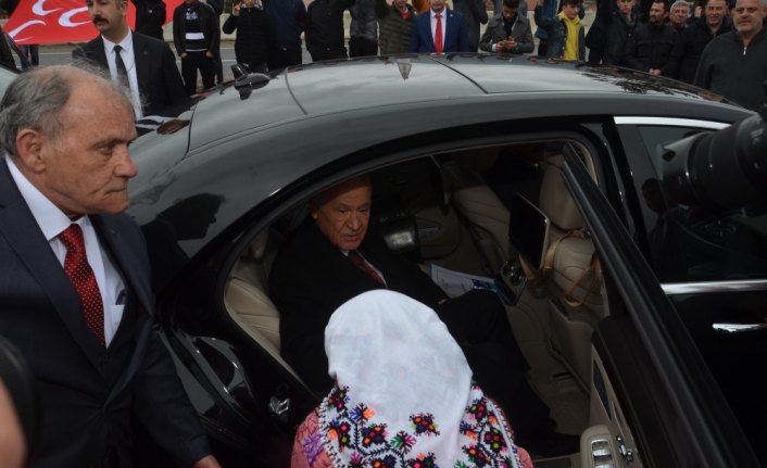 MHP Genel Başkanı Bahçeli, Mengen'de vatandaşları selamladı
