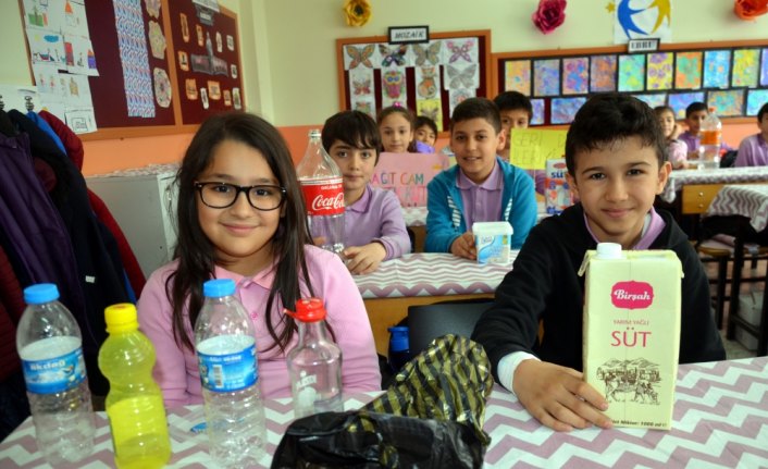 Minik öğrenciler geri dönüşüm için ev ev geziyor