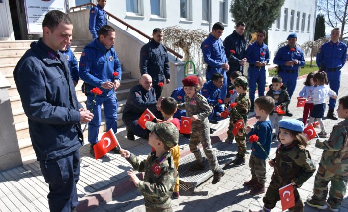 Minik öğrencilerden jandarmaya ziyaret