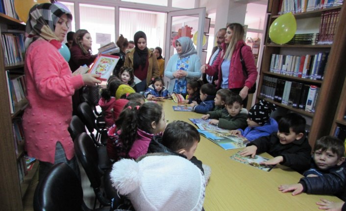 Minik öğrencilerden kütüphane ziyareti