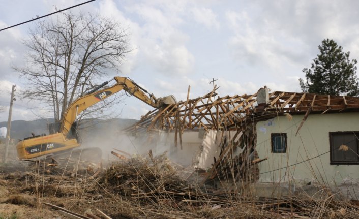 Mudurnu'da eski lojmanların yıkımı gerçekleştirildi