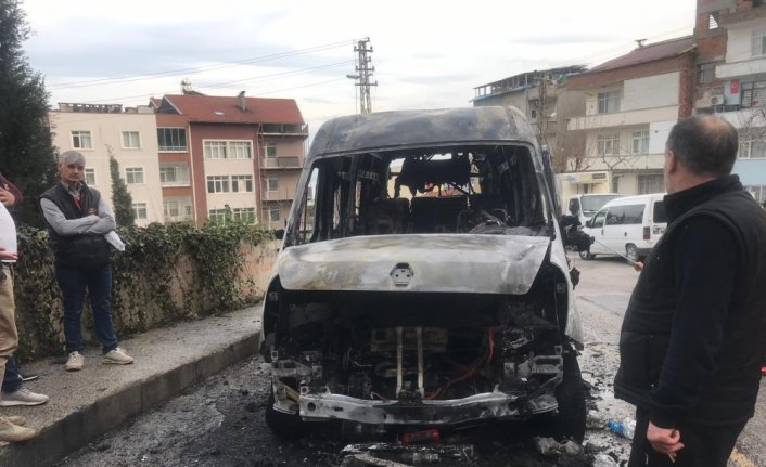 Öğrenci servisinde çıkan yangın söndürüldü