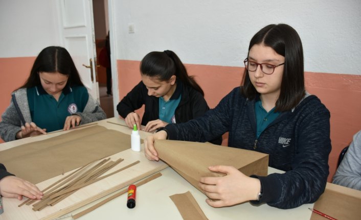 Öğrenciler doğayı korumak için kağıt çanta yapıyor