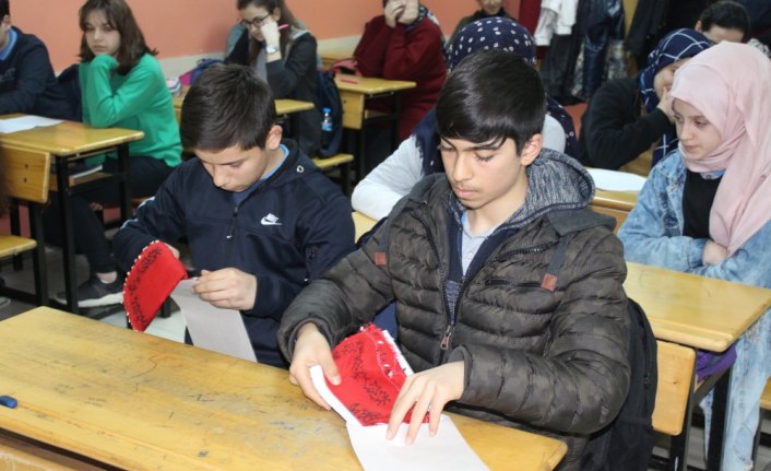 Öğrencilerden Mehmetçik'e mendilli mektup