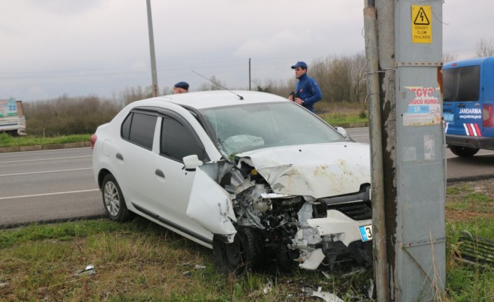 Otomobil elektrik direğine çarptı: 1 yaralı