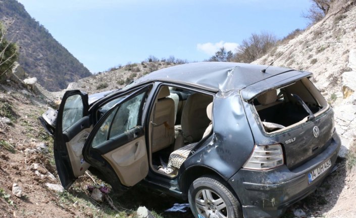 Otomobil şarampole devrildi: 2 yaralı