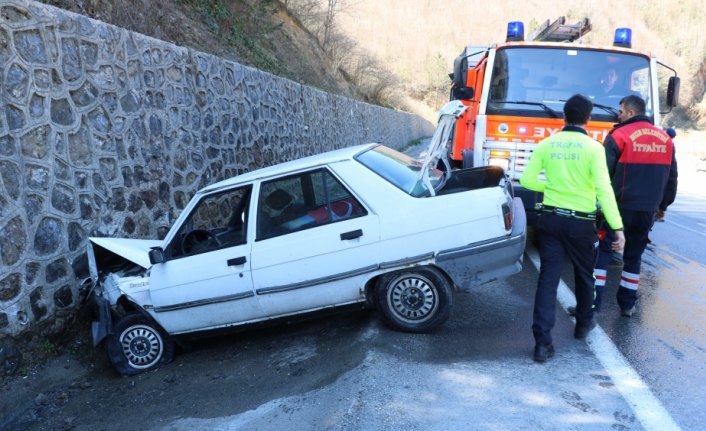 Otomobil su kanalına devrildi: 2 yaralı