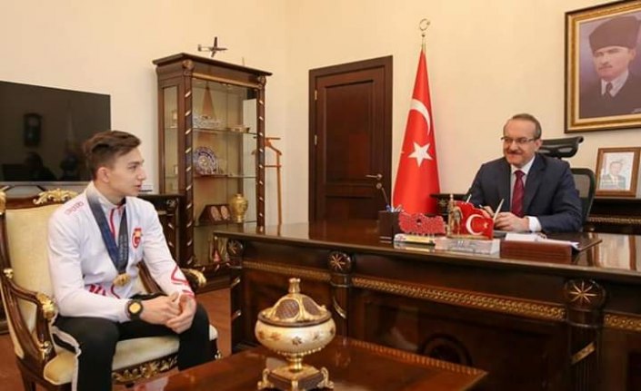 Şampiyon sporcu altınla ödüllendirildi