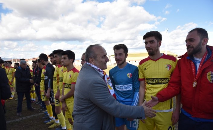Şampiyon Taşköprüspor kupasını Vali Karadeniz'in elinden aldı