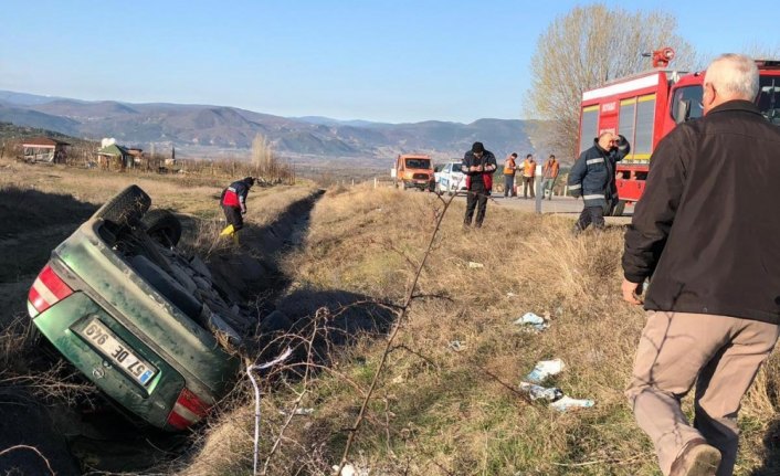 Sinop'ta otomobil su kanalına devrildi: 3 yaralı
