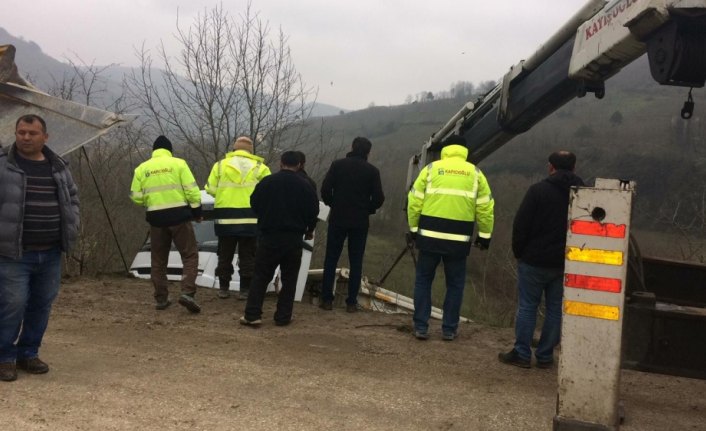 Tır, fındık bahçesine devrildi