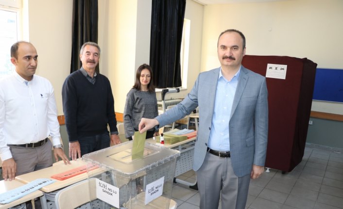 Türkiye genelinde oy verme işlemi başladı