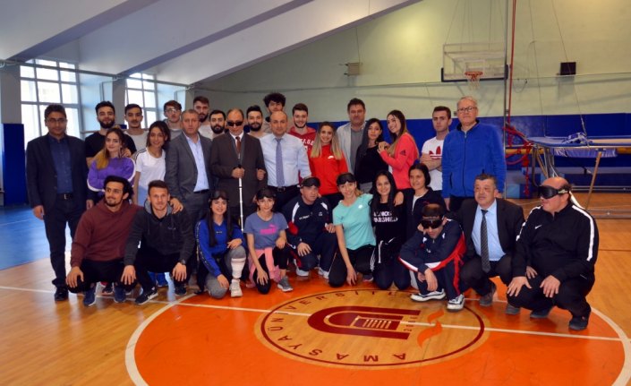 Üniversite öğrencileri, görme engellilerle golbol oynadı