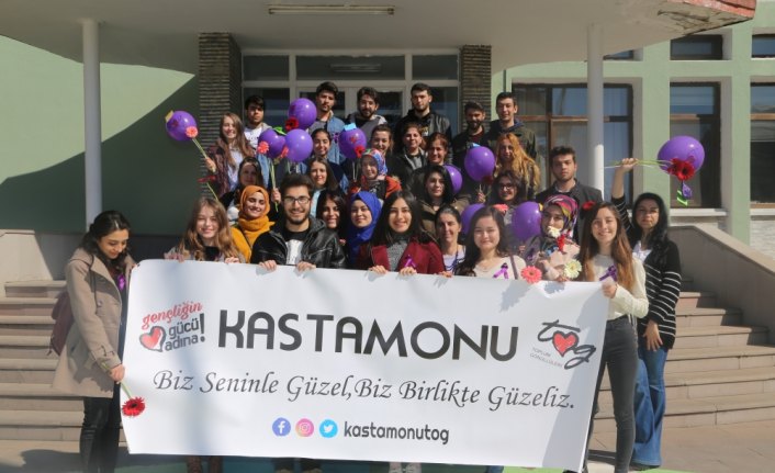 Üniversite öğrencileri kadın işçilerin Kadınlar Günü'nü kutladı