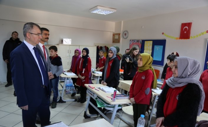 Vali Doruk, okul ve yurt binası inşaatını inceledi