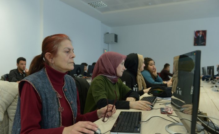 Yeğeninin teklifiyle 60 yaşında üniversiteli oldu