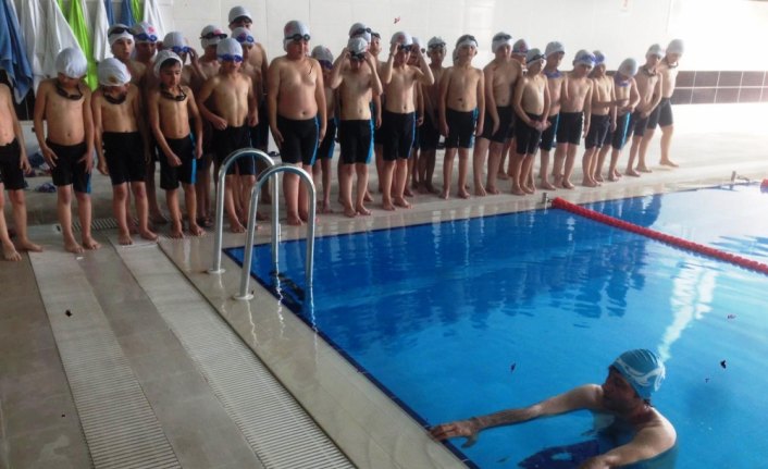 Yeşilyurtlu öğrencilere yüzme  eğitimi veriliyor