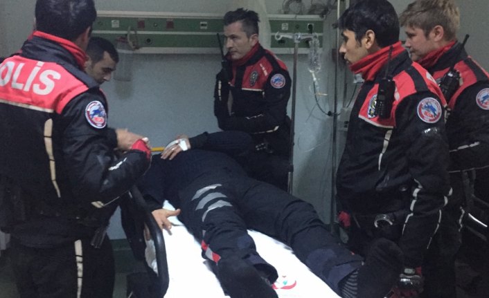Yunus ekibinin motosikleti otomobille çarpıştı: 2 polis yaralı