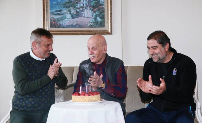 Ahmet Suat Özyazıcı'ya sürpriz doğum günü