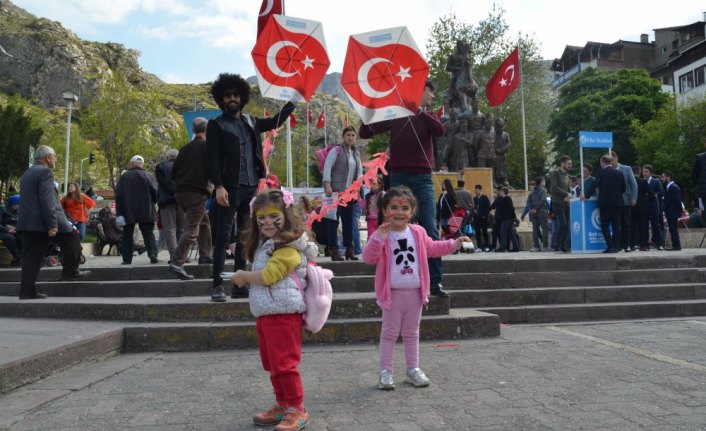 Amasya'da çocuklar için uçurtma şenliğinde eğlendi