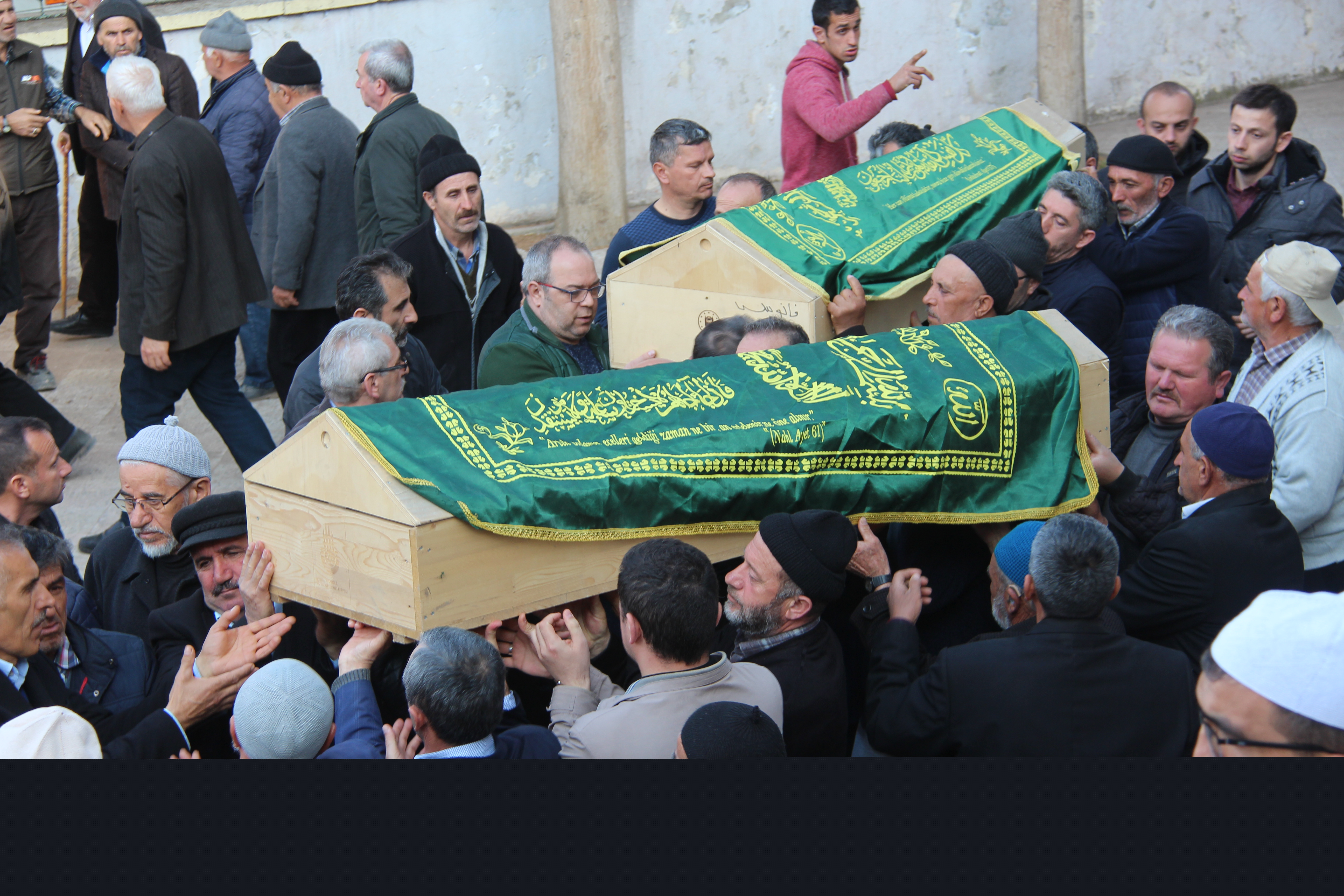 Amasya'da evlerindeki yangında ölen yaşlı çiftin cenazeleri defnedildi