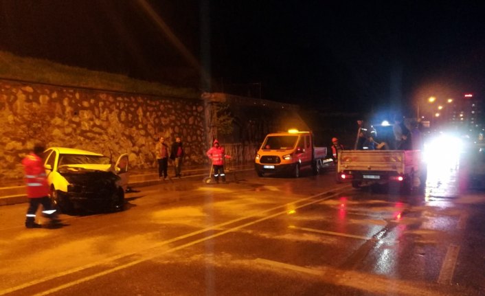Amasya'da iki otomobil çarpıştı: 5 yaralı