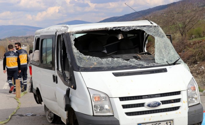 Amasya'da minibüs devrildi: 1 ölü, 2 yaralı