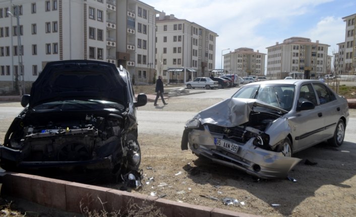 Amasya'da otomobil ile hafif ticari araç çarpıştı: 5 yaralı