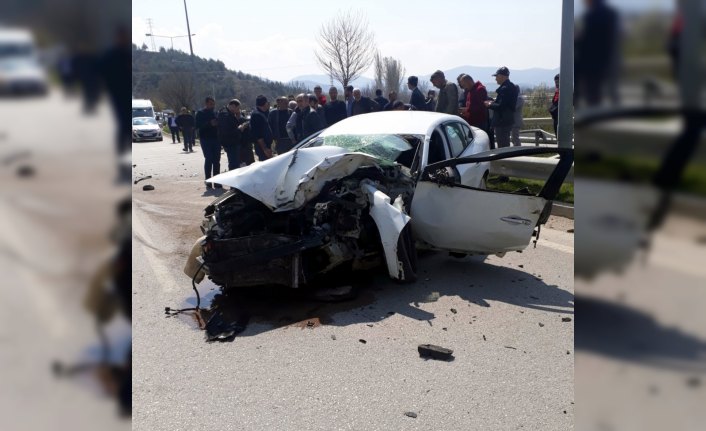 Amasya'da otomobil tıra çarpıp devrildi: 1 ölü